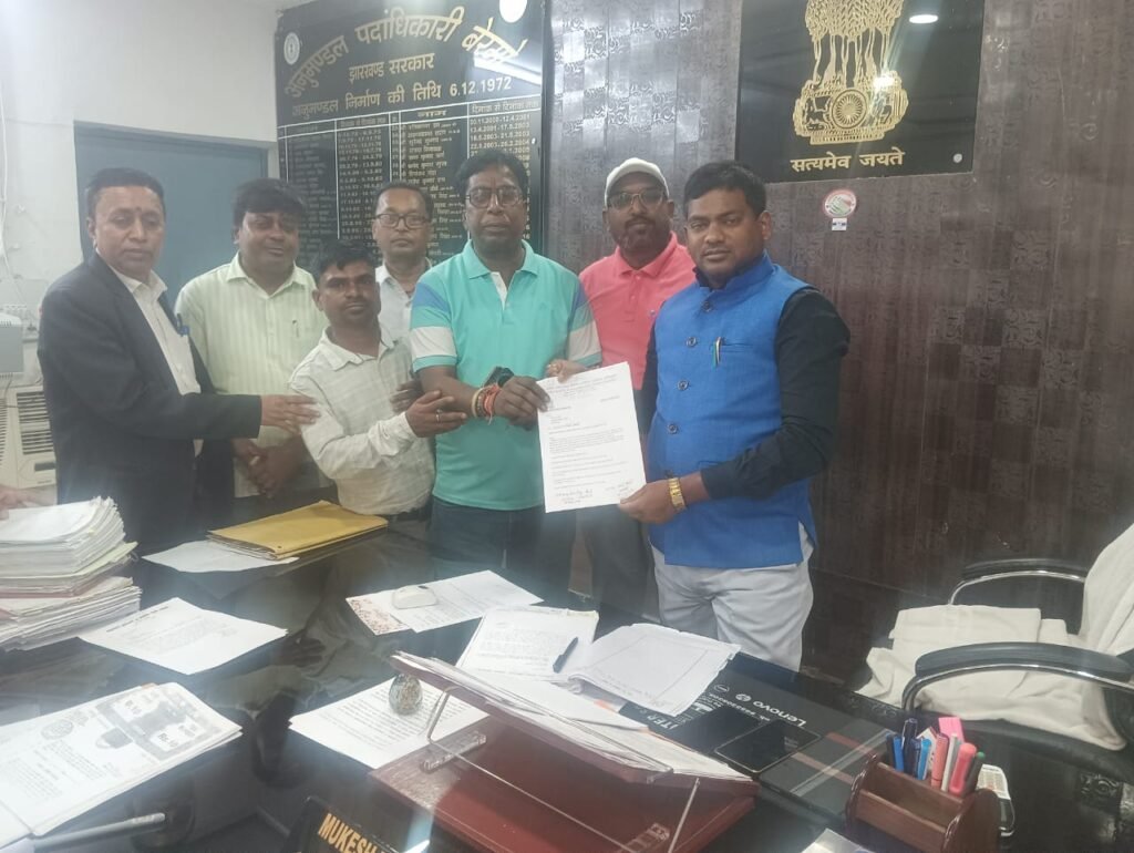तेनुघाट: पत्रकारों की सुरक्षा व सम्मान को लेकर एसडीओ को सौंपा 13 सूत्री मांग पत्र तेनुघाट: पत्रकारों की सुरक्षा व सम्मान को लेकर एसडीओ को सौंपा 13 सूत्री मांग पत्र