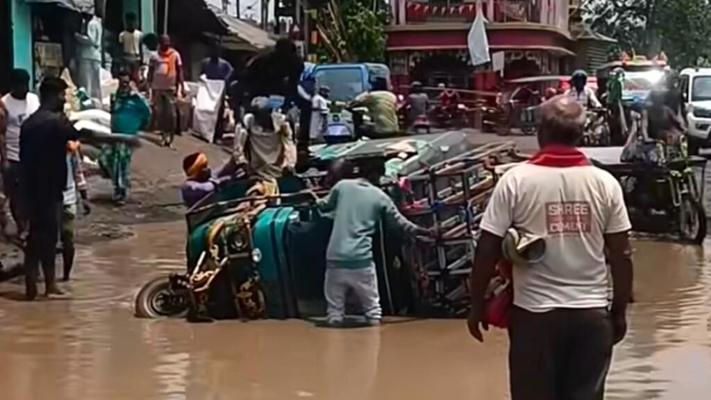 बीच सड़क पर ऑटो पलटने से बाल बाल बचे लोग बीच सड़क पर ऑटो पलटने से बाल बाल बचे लोग