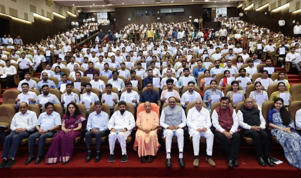 लखनऊ में 609 युवाओं को मिला नियुक्ति-पत्र, डबल इंजन सरकार ने ‘मिशन रोजगार’ को दी नई गति लखनऊ में 609 युवाओं को मिला नियुक्ति-पत्र, डबल इंजन सरकार ने ‘मिशन रोजगार’ को दी नई गति