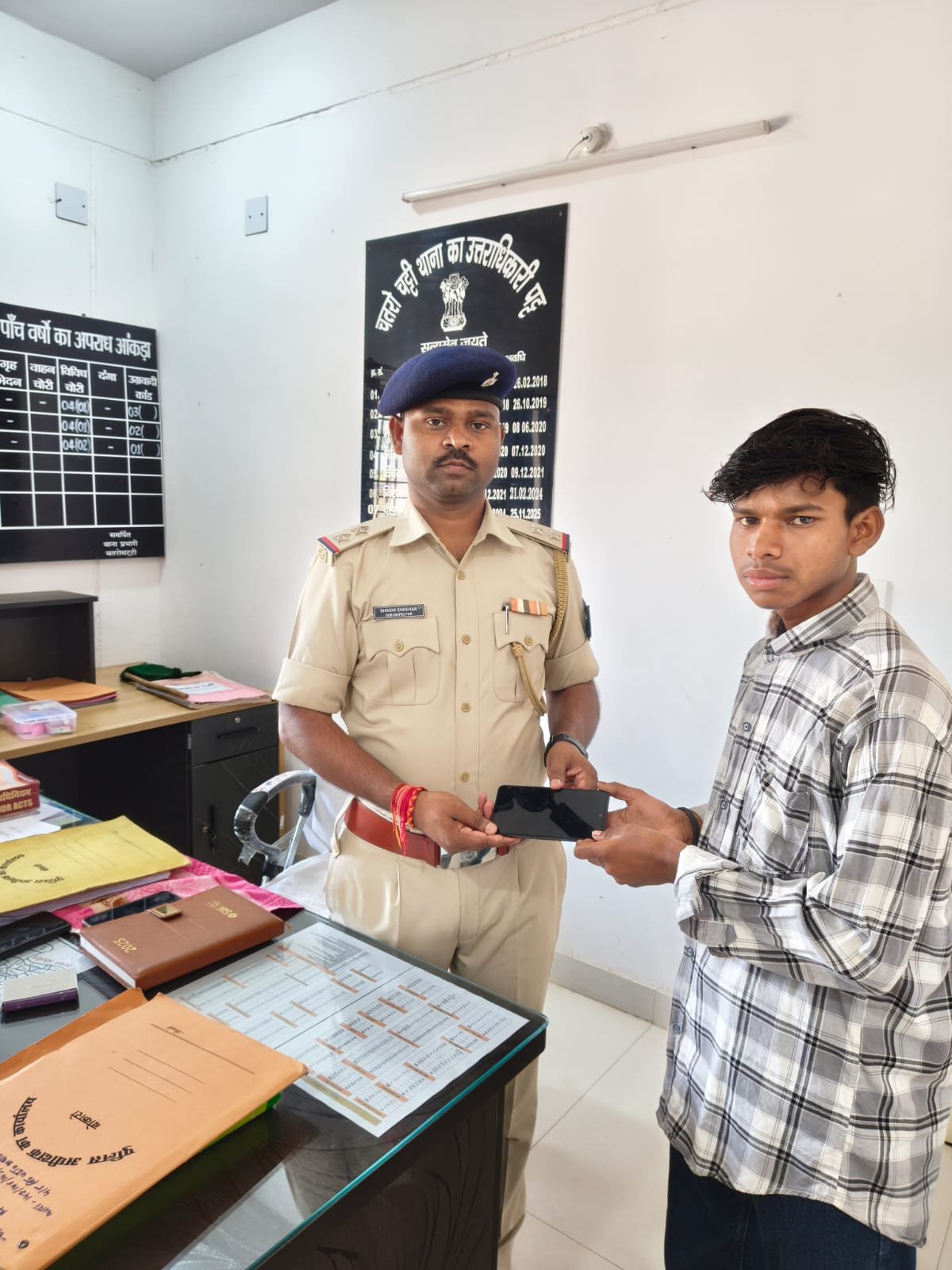 सी ई आई आर पोर्टल से बरामद मोबाइल मालिक को लौटाया, सी ई आई आर पोर्टल से बरामद मोबाइल मालिक को लौटाया,