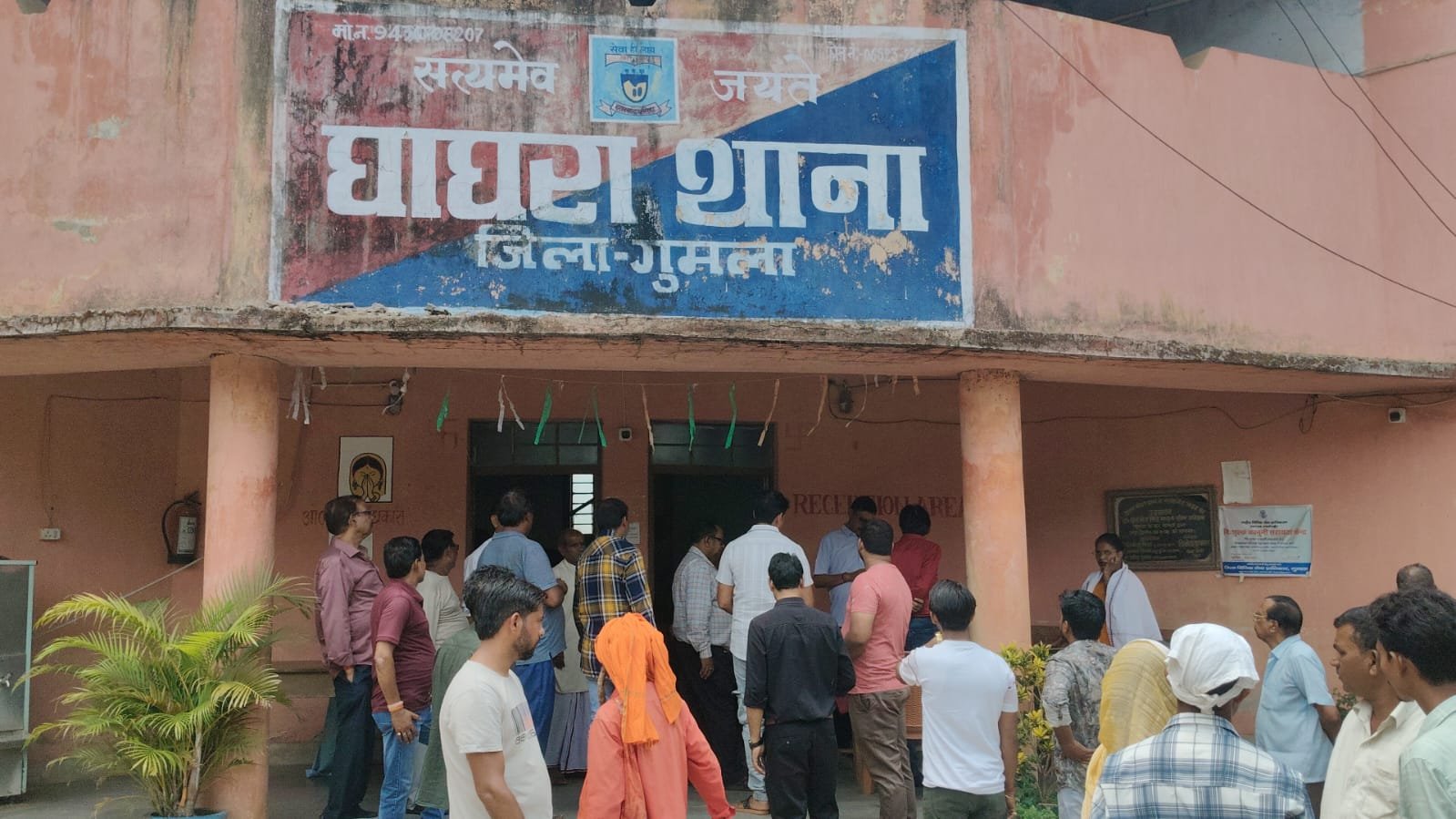 एक करोड़ की लूट:एक सप्ताह बाद भी पुलिस खाली हाथ,घाघरा में डर का माहौल एक करोड़ की लूट:एक सप्ताह बाद भी पुलिस खाली हाथ,घाघरा में डर का माहौल