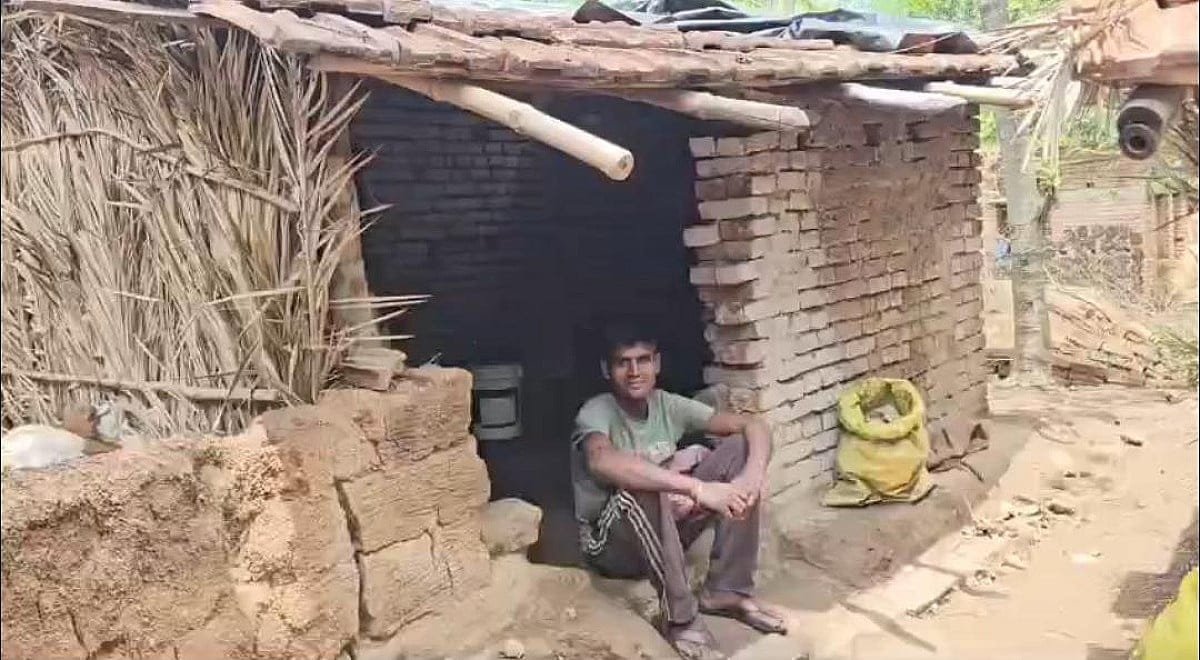 आवास योजना की धीमी प्रगति से पतरापाड़ा के ग्रामीणों में नाराजगी आवास योजना की धीमी प्रगति से पतरापाड़ा के ग्रामीणों में नाराजगी
