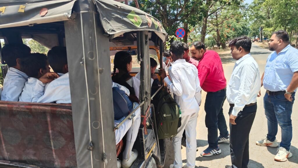 Latehar News:ऑन स्पॉट दोपहिया/भारी वाहनों को किया गया जागरूक एवं चालान Latehar News:ऑन स्पॉट दोपहिया/भारी वाहनों को किया गया जागरूक एवं चालान