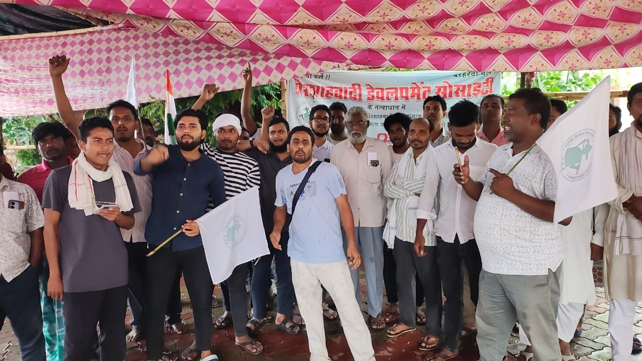 शेरशाहबादी समुदाय का महाधरना तीसरे दिन भी जारी, प्रशासन पर उदासीनता का आरोप
