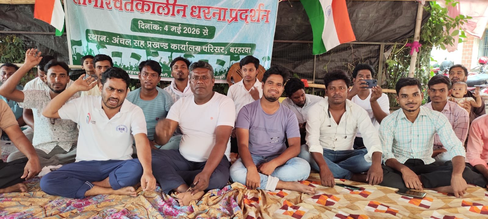 पांच दिन से धरने पर बैठे लोगों में बढ़ रही है नाराजगी, कहा ये आर या पार की लड़ाई पांच दिन से धरने पर बैठे लोगों में बढ़ रही है नाराजगी, कहा ये आर या पार की लड़ाई