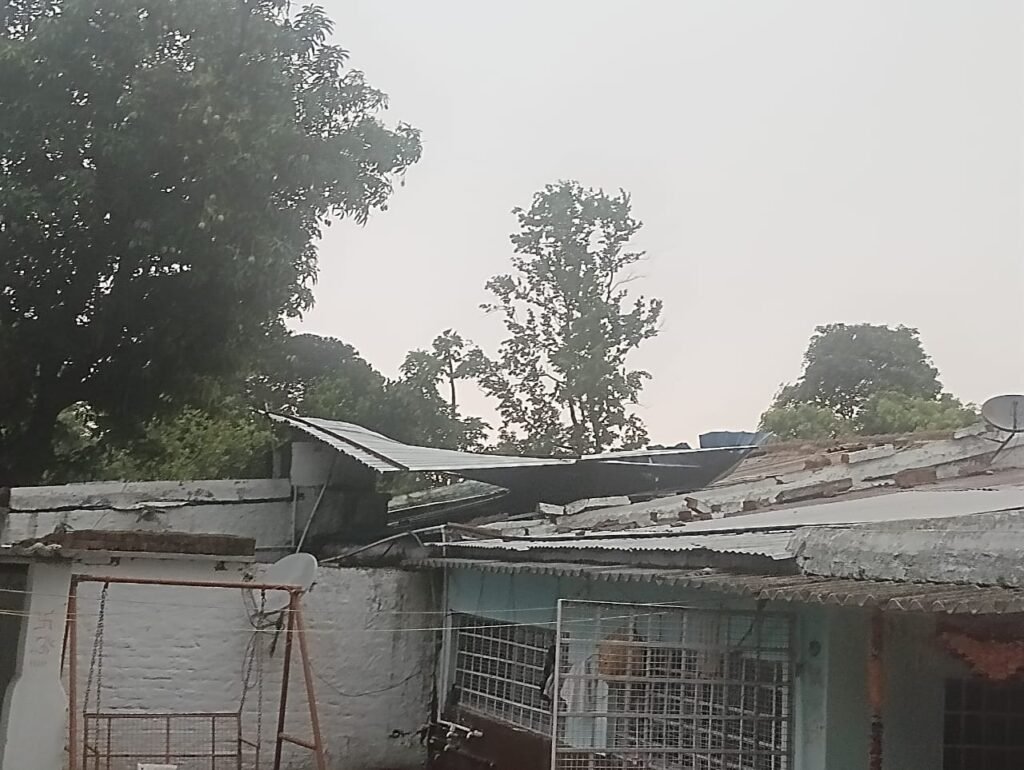 तेनुघाट में आंधी का कहर: कई घर क्षतिग्रस्त, बिजली व्यवस्था बाधित तेनुघाट में आंधी का कहर: कई घर क्षतिग्रस्त, बिजली व्यवस्था बाधित