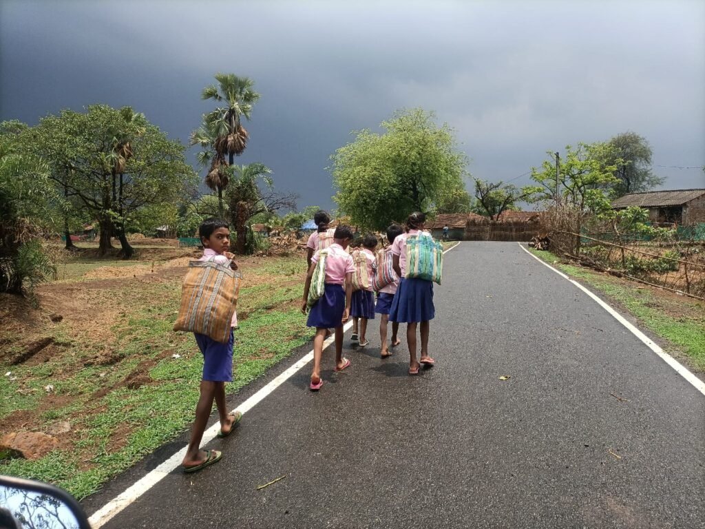 पाकुड़िया में बदला मौसम का मिजाज: गर्मी से राहत, किसानों की बढ़ी चिंता पाकुड़िया में बदला मौसम का मिजाज: गर्मी से राहत, किसानों की बढ़ी चिंता