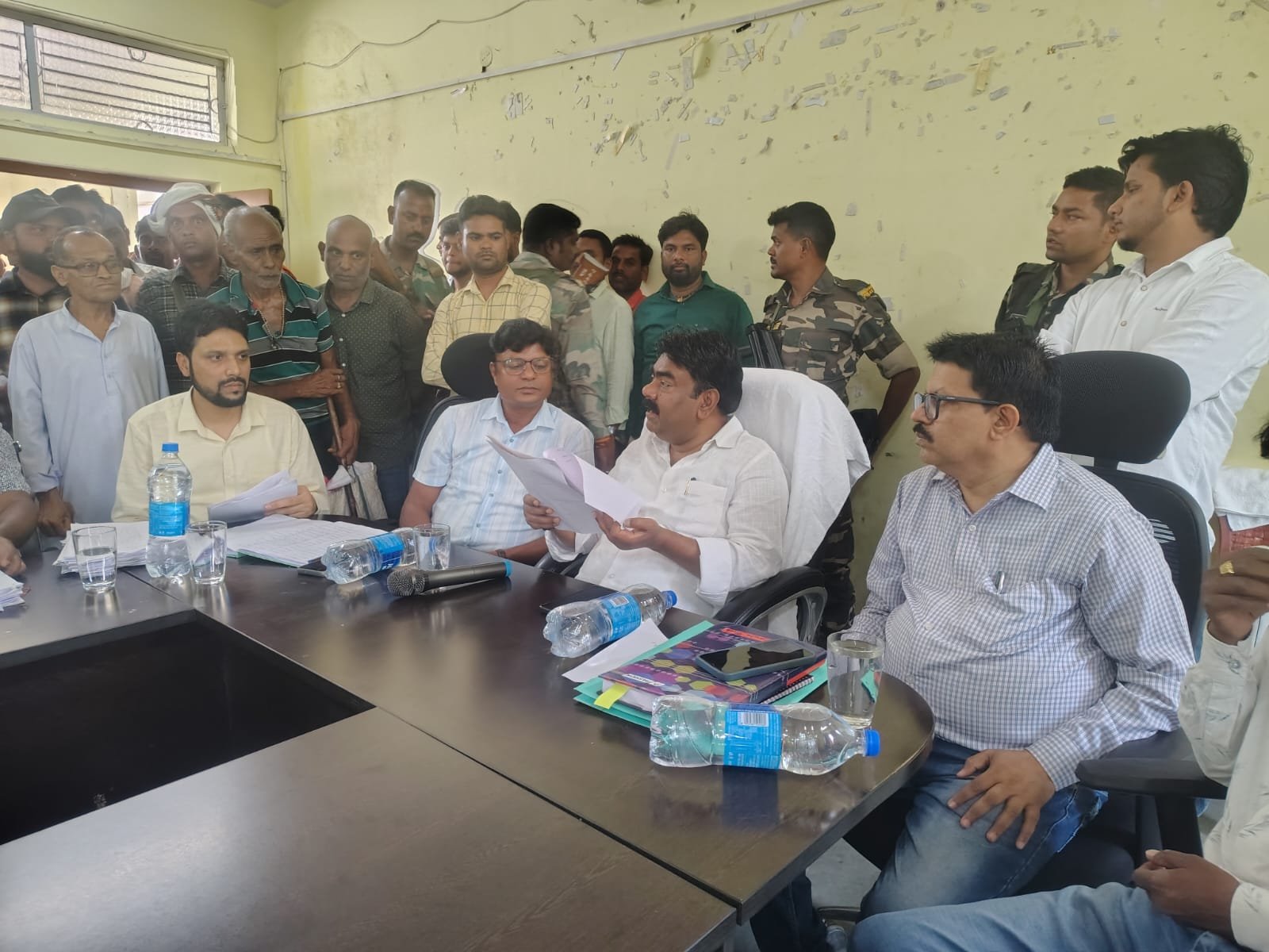 Latehar News:जनता दरबार में भूमि विवाद गरमाया, विधायक ने रजिस्ट्री रोकने का दिया निर्देश