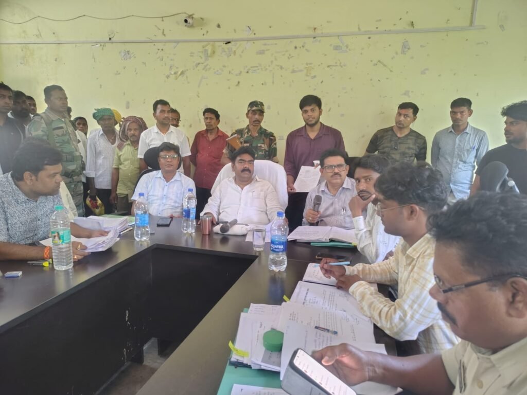 Latehar News:जनता दरबार में भूमि विवाद गरमाया, विधायक ने रजिस्ट्री रोकने का दिया निर्देश Latehar News:जनता दरबार में भूमि विवाद गरमाया, विधायक ने रजिस्ट्री रोकने का दिया निर्देश