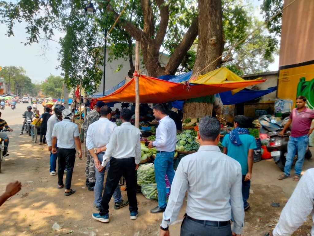 लातेहार में साप्ताहिक बाजार के दौरान सड़क से हटाए गए सब्जी विक्रेता,जाम और हादसों पर कसा गया शिकंजा