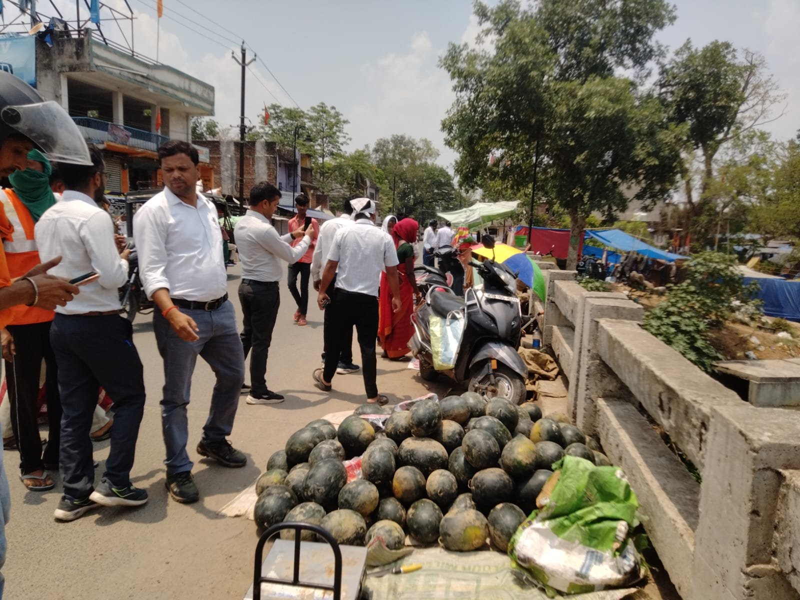 लातेहार में साप्ताहिक बाजार के दौरान सड़क से हटाए गए सब्जी विक्रेता,जाम और हादसों पर कसा गया शिकंजा लातेहार में साप्ताहिक बाजार के दौरान सड़क से हटाए गए सब्जी विक्रेता,जाम और हादसों पर कसा गया शिकंजा