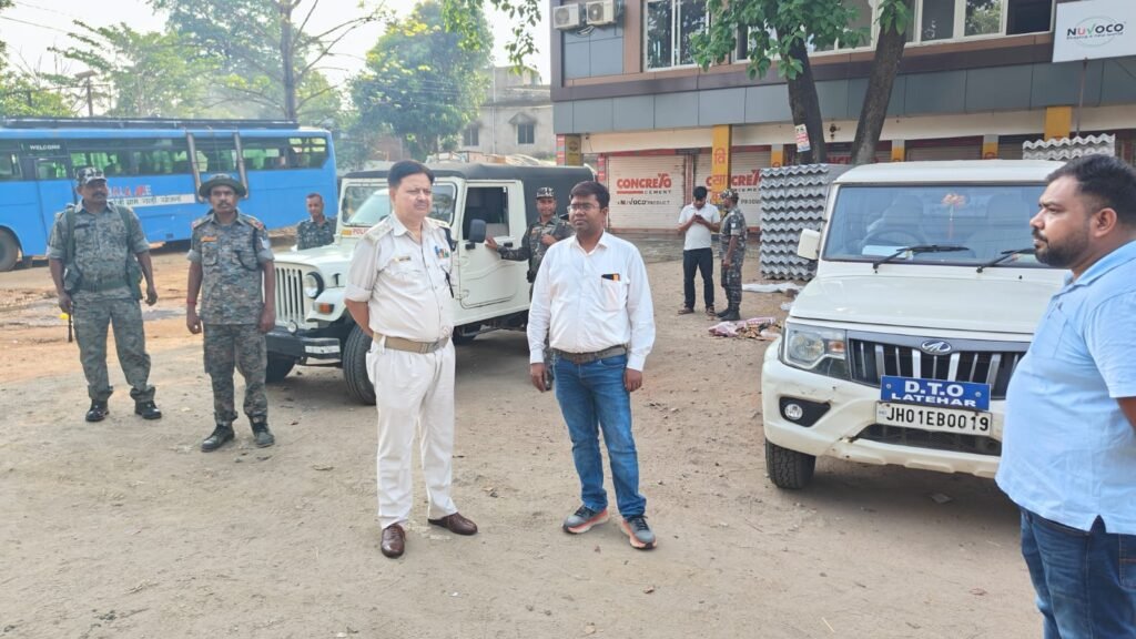 लातेहार में स्कूल वाहनों की सघन जांच, नियम उल्लंघन पर कार्रवाई की चेतावनी