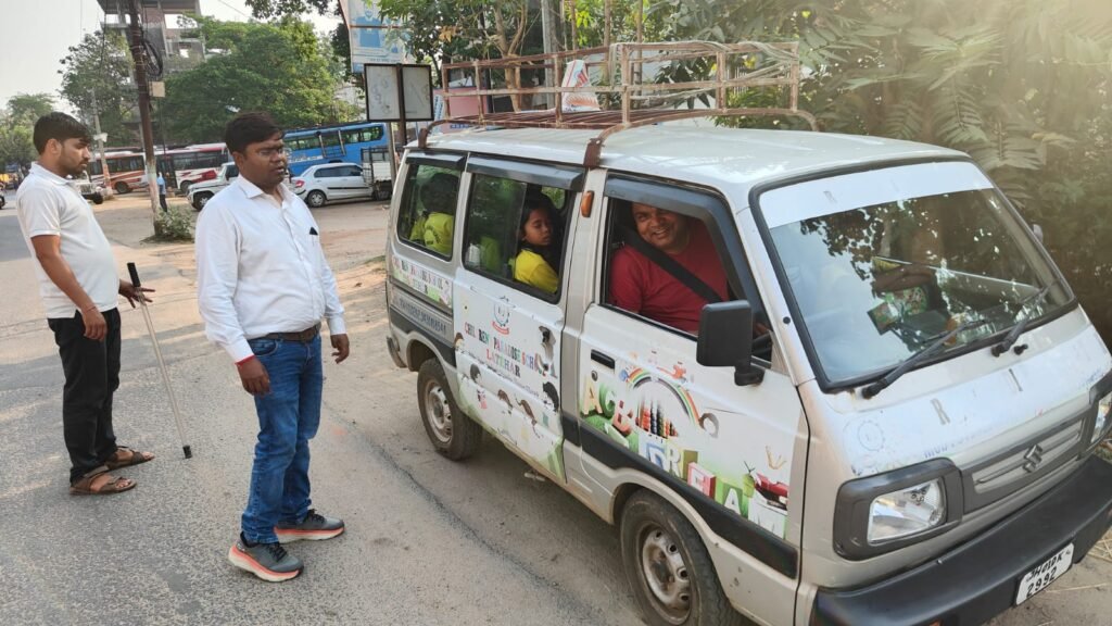 लातेहार में स्कूल वाहनों की सघन जांच, नियम उल्लंघन पर कार्रवाई की चेतावनी