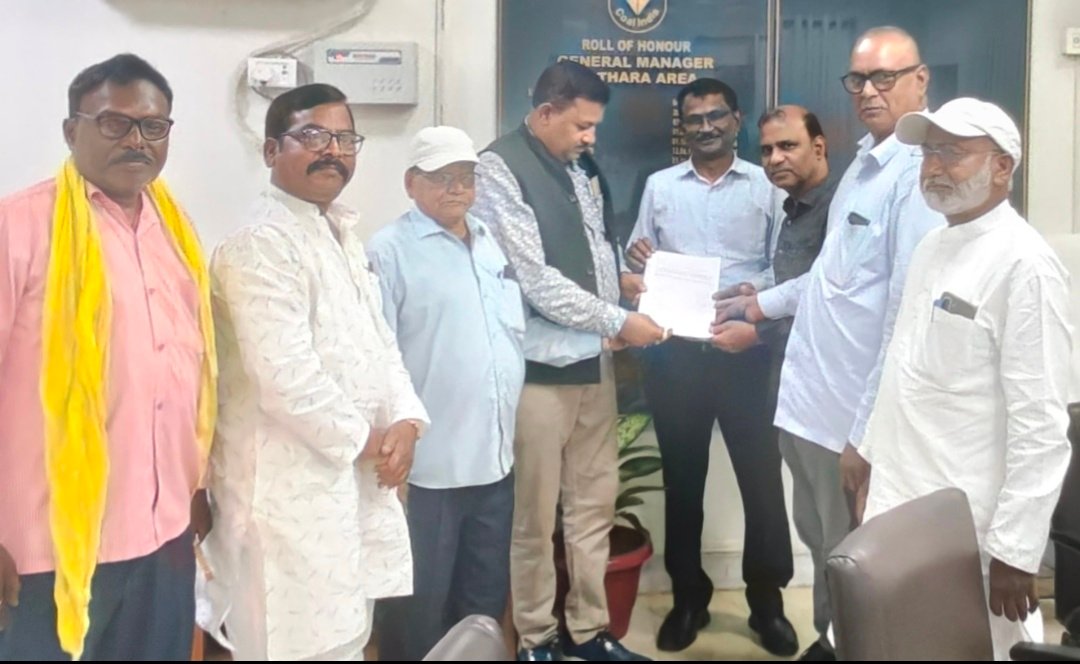 महाप्रबंधक से मुलाक़ात करके क्षेत्रीय सलाहकार समिति कथारा क्षेत्र के सदस्यों ने महाप्रबंधक को सौपा ज्ञापन