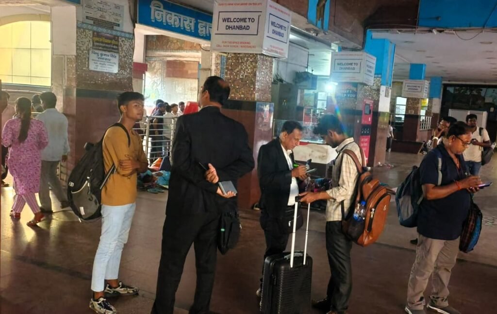 मेगा टिकट चेकिंग अभियान में 1140 यात्री पकड़े गए, ₹7.40 लाख जुर्माना वसूला गया मेगा टिकट चेकिंग अभियान में 1140 यात्री पकड़े गए, ₹7.40 लाख जुर्माना वसूला गया