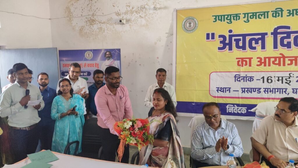 अंचल दिवस में शामिल हुए उपायुक्त दिलेश्वर महतो, 49 मामलों का ऑन द स्पॉट निपटारा अंचल दिवस में शामिल हुए उपायुक्त दिलेश्वर महतो, 49 मामलों का ऑन द स्पॉट निपटारा