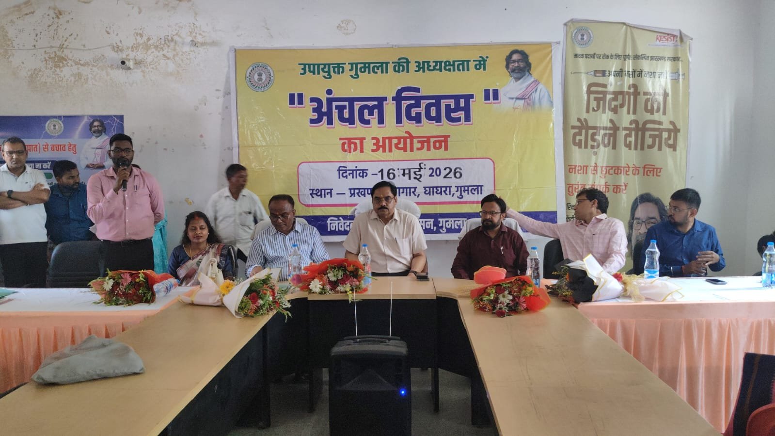 अंचल दिवस में शामिल हुए उपायुक्त दिलेश्वर महतो, 49 मामलों का ऑन द स्पॉट निपटारा अंचल दिवस में शामिल हुए उपायुक्त दिलेश्वर महतो, 49 मामलों का ऑन द स्पॉट निपटारा