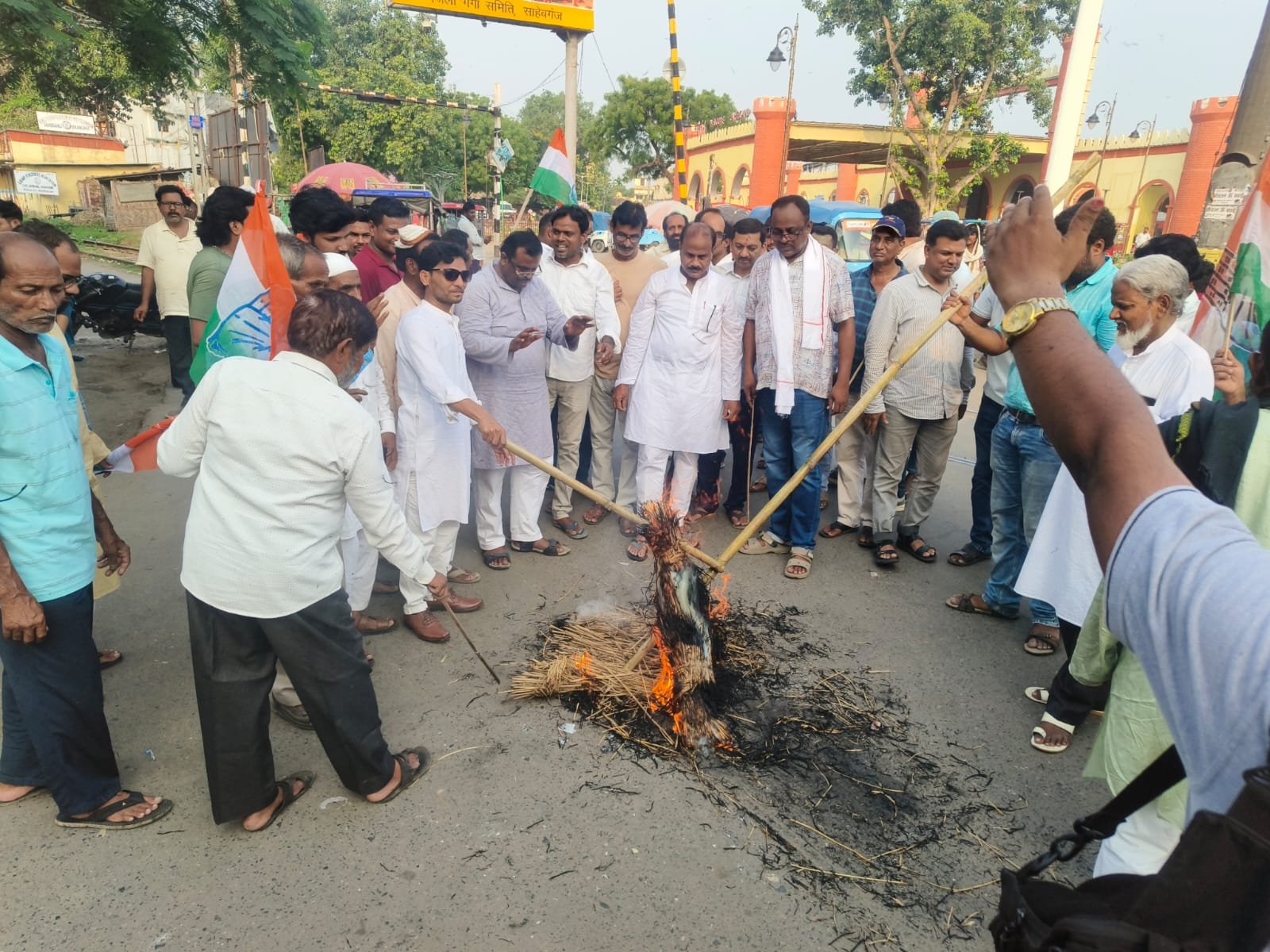 धरना के 13वें दिन छात्राओं ने संभाला मोर्चा, कहा - “हमारे भविष्य के साथ खिलवाड़ बंद हो”। धरना के 13वें दिन छात्राओं ने संभाला मोर्चा, कहा - “हमारे भविष्य के साथ खिलवाड़ बंद हो”।
