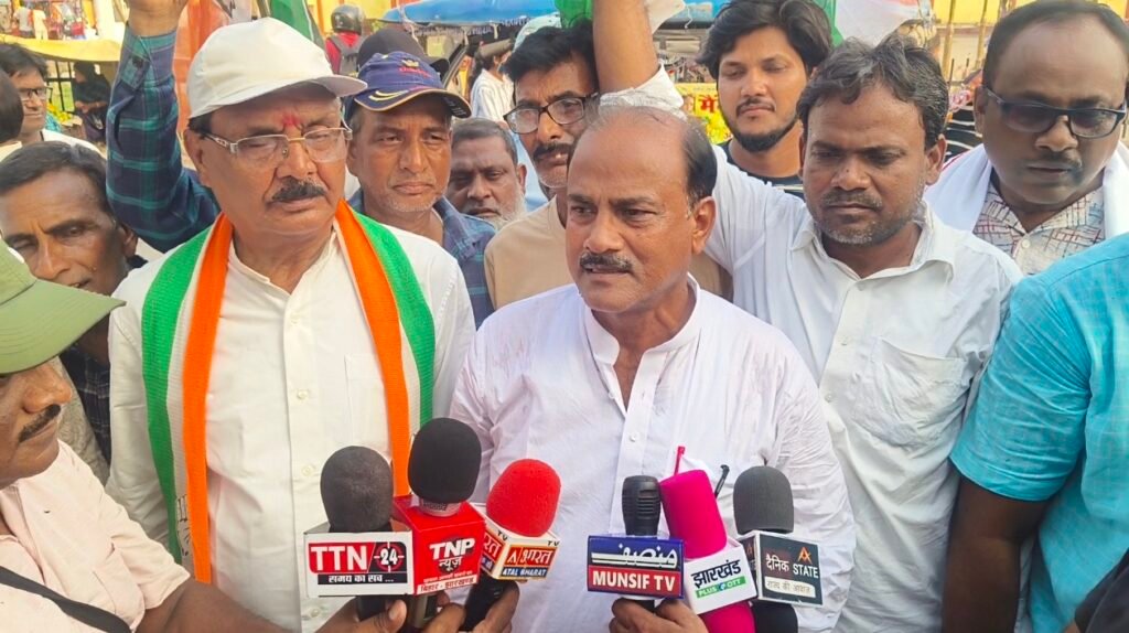 धरना के 13वें दिन छात्राओं ने संभाला मोर्चा, कहा - “हमारे भविष्य के साथ खिलवाड़ बंद हो”। धरना के 13वें दिन छात्राओं ने संभाला मोर्चा, कहा - “हमारे भविष्य के साथ खिलवाड़ बंद हो”।
