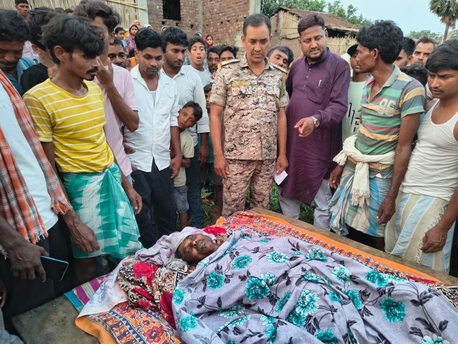 मक्के के खेत से दो व्यक्तियों का शव बरामद, नकली शराब से मौत की आशंका मक्के के खेत से दो व्यक्तियों का शव बरामद, नकली शराब से मौत की आशंका