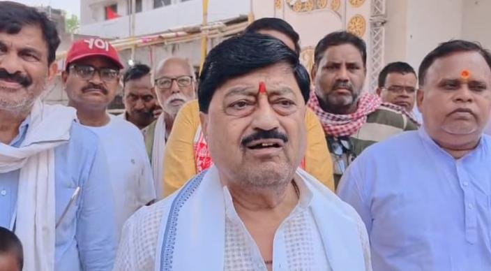 पूर्व सांसद रविन्द्र पांडेय ने माधवलाल सिंह को दी श्रद्धांजलि, कहा - उनके जाने से टूट गए हैं लोग*