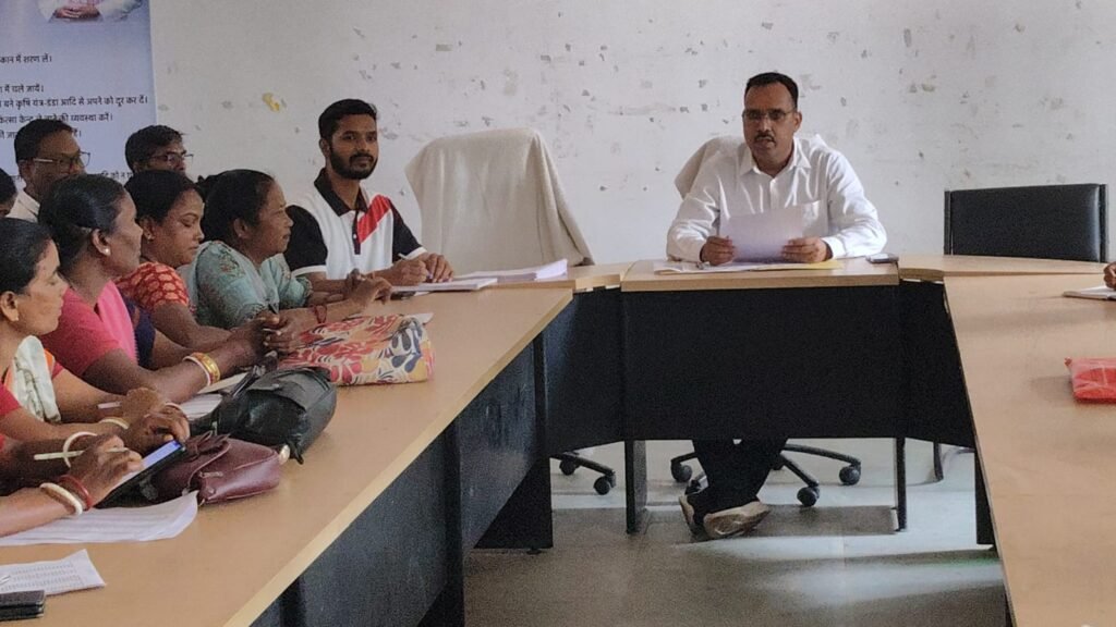 घाघरा प्रखंड कार्यालय में बीएलओ व पर्यवेक्षकों की बैठक,संशोधित मतदाता सूची को लेकर दिए गए महत्वपूर्ण निर्देश घाघरा प्रखंड कार्यालय में बीएलओ व पर्यवेक्षकों की बैठक,संशोधित मतदाता सूची को लेकर दिए गए महत्वपूर्ण निर्देश