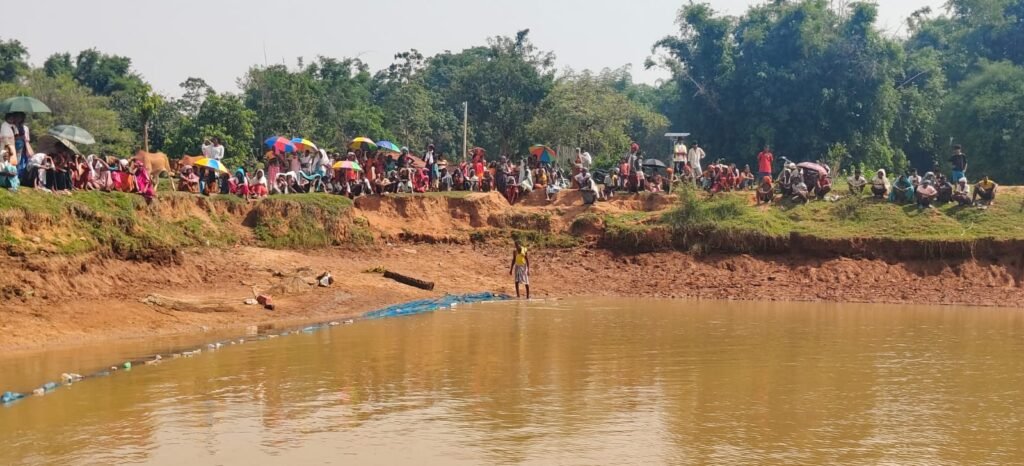शिवराजपुर तालाब में डूबे युवक का 20 घंटे बाद मिला शव, ग्रामीणों के प्रयास से निकाला गया शिवराजपुर तालाब में डूबे युवक का 20 घंटे बाद मिला शव, ग्रामीणों के प्रयास से निकाला गया