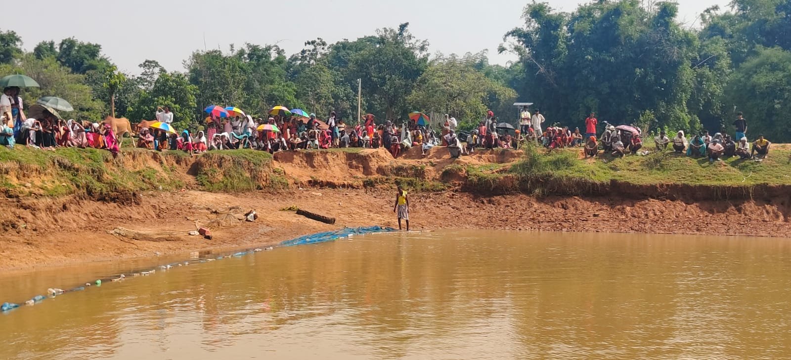 शिवराजपुर तालाब में डूबे युवक का 20 घंटे बाद मिला शव, ग्रामीणों के प्रयास से निकाला गया शिवराजपुर तालाब में डूबे युवक का 20 घंटे बाद मिला शव, ग्रामीणों के प्रयास से निकाला गया