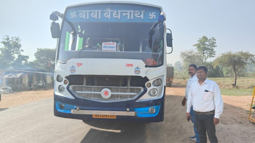 चंदवा में यातायात नियम तोड़ने वालों पर कार्रवाई, 8 वाहनों का ऑनलाइन चालान चंदवा में यातायात नियम तोड़ने वालों पर कार्रवाई, 8 वाहनों का ऑनलाइन चालान