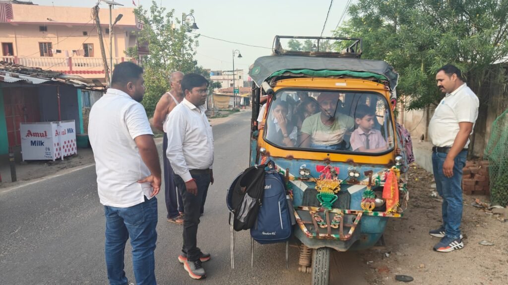 चंदवा में यातायात नियम तोड़ने वालों पर कार्रवाई, 8 वाहनों का ऑनलाइन चालान चंदवा में यातायात नियम तोड़ने वालों पर कार्रवाई, 8 वाहनों का ऑनलाइन चालान