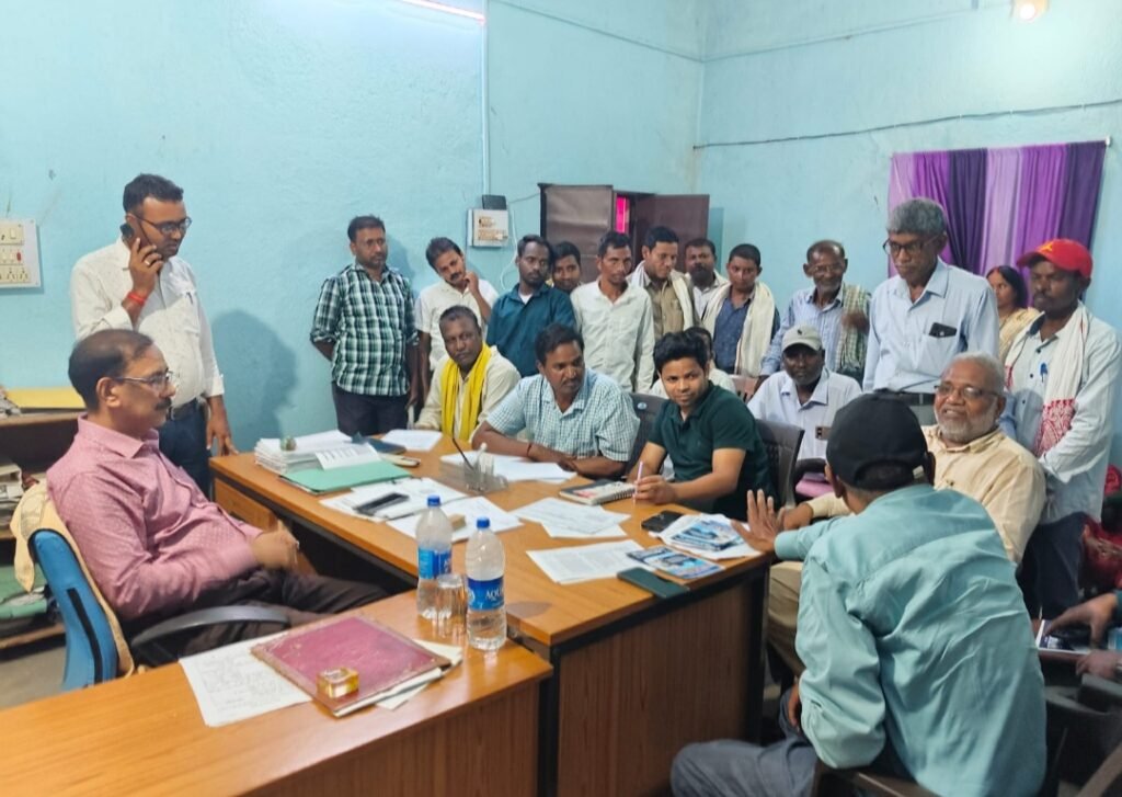 पेयजल संकट को लेकर ग्रामीणों ने अधिकारियों से की मुलाकात, जल्द समाधान की मांग पेयजल संकट को लेकर ग्रामीणों ने अधिकारियों से की मुलाकात, जल्द समाधान की मांग