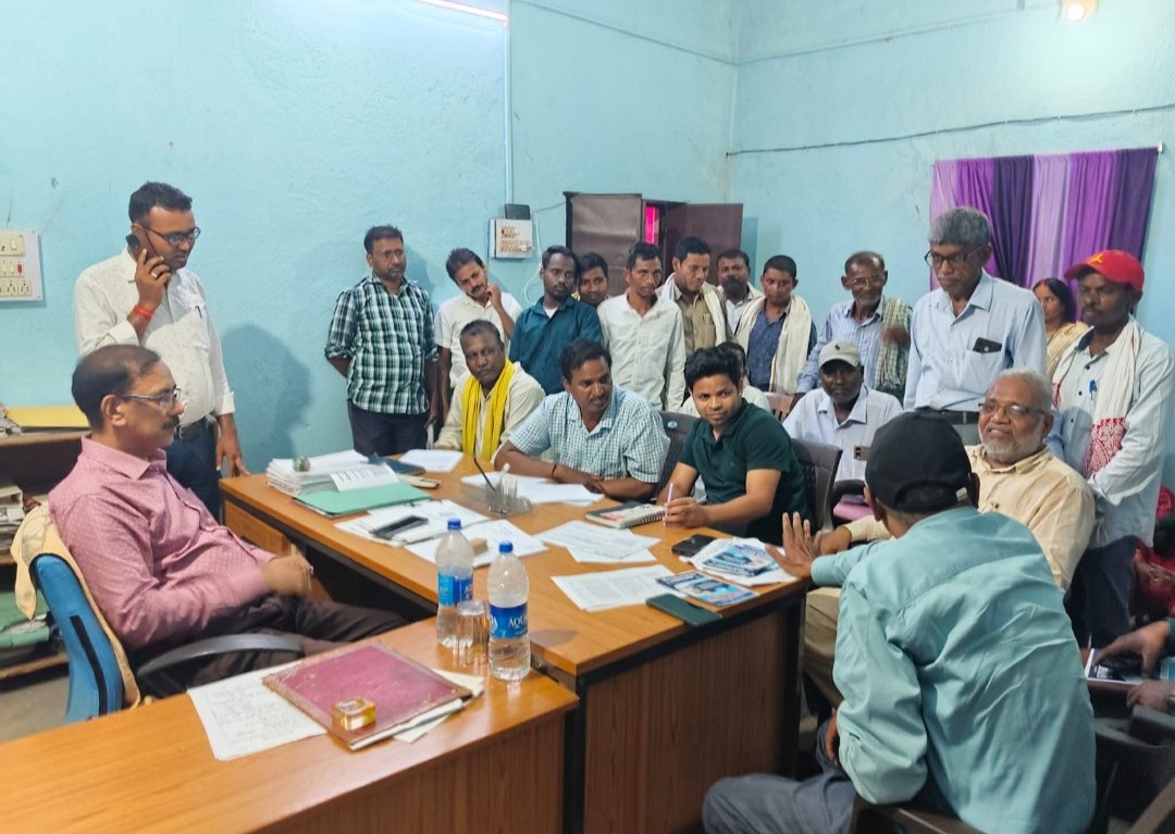 पेयजल संकट को लेकर ग्रामीणों ने अधिकारियों से की मुलाकात, जल्द समाधान की मांग पेयजल संकट को लेकर ग्रामीणों ने अधिकारियों से की मुलाकात, जल्द समाधान की मांग