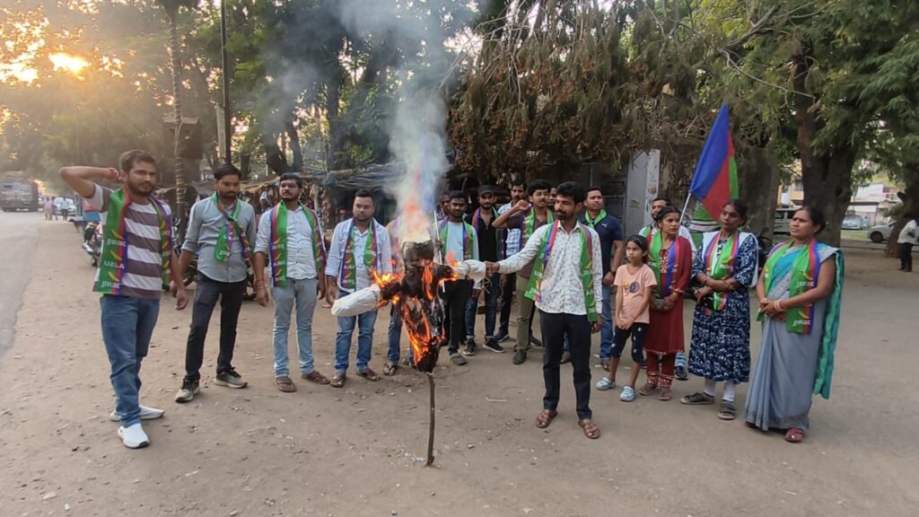 लातेहार में आजसू का उग्र प्रदर्शन, हेमंत सोरेन सरकार के खिलाफ पुतला दहन, लोयाबाद हमले पर कार्रवाई की मांग लातेहार में आजसू का उग्र प्रदर्शन, हेमंत सोरेन सरकार के खिलाफ पुतला दहन, लोयाबाद हमले पर कार्रवाई की मांग