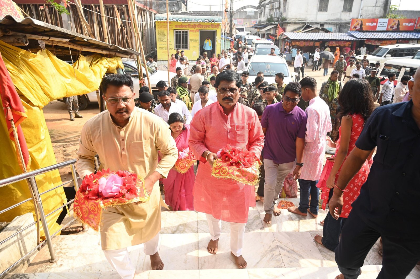 गोमियां:मंत्री योगेंद्र प्रसाद ने माँ देवड़ी मंदिर में की पूजा-अर्चना, राज्यवासियों की सुख-समृद्धि की कामना गोमियां:मंत्री योगेंद्र प्रसाद ने माँ देवड़ी मंदिर में की पूजा-अर्चना, राज्यवासियों की सुख-समृद्धि की कामना