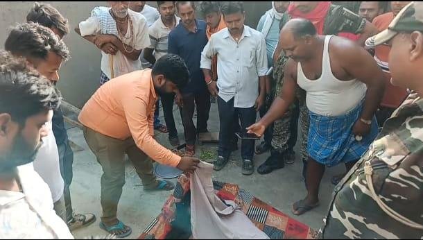 कलयुगी पिता का खौफनाक चेहरा: सोती बेटी की कुल्हाड़ी से हत्या,आरोपी फरार कलयुगी पिता का खौफनाक चेहरा: सोती बेटी की कुल्हाड़ी से हत्या,आरोपी फरार