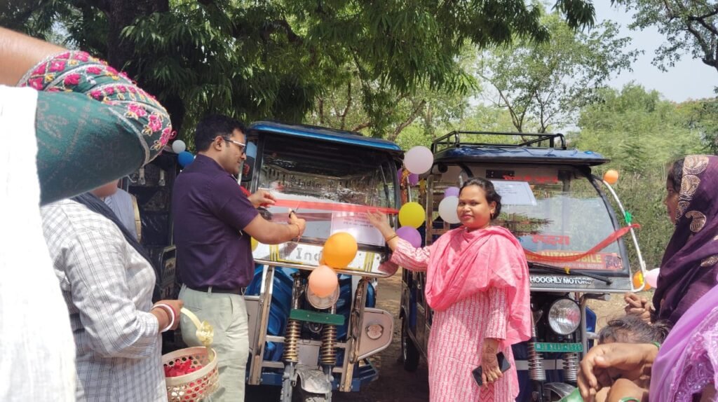 जामा में सखी मंडल की 4 महिलाओं को टोटो वितरण | JSLPS CIF योजना से स्वरोजगार को बढ़ावा जामा में सखी मंडल की 4 महिलाओं को टोटो वितरण | JSLPS CIF योजना से स्वरोजगार को बढ़ावा
