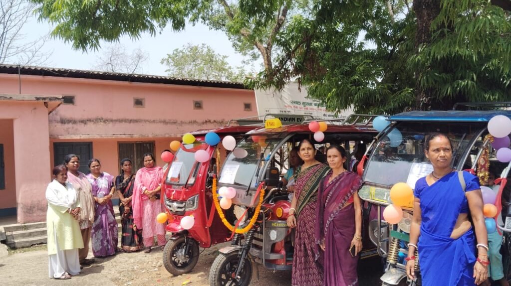 जामा में सखी मंडल की 4 महिलाओं को टोटो वितरण | JSLPS CIF योजना से स्वरोजगार को बढ़ावा जामा में सखी मंडल की 4 महिलाओं को टोटो वितरण | JSLPS CIF योजना से स्वरोजगार को बढ़ावा