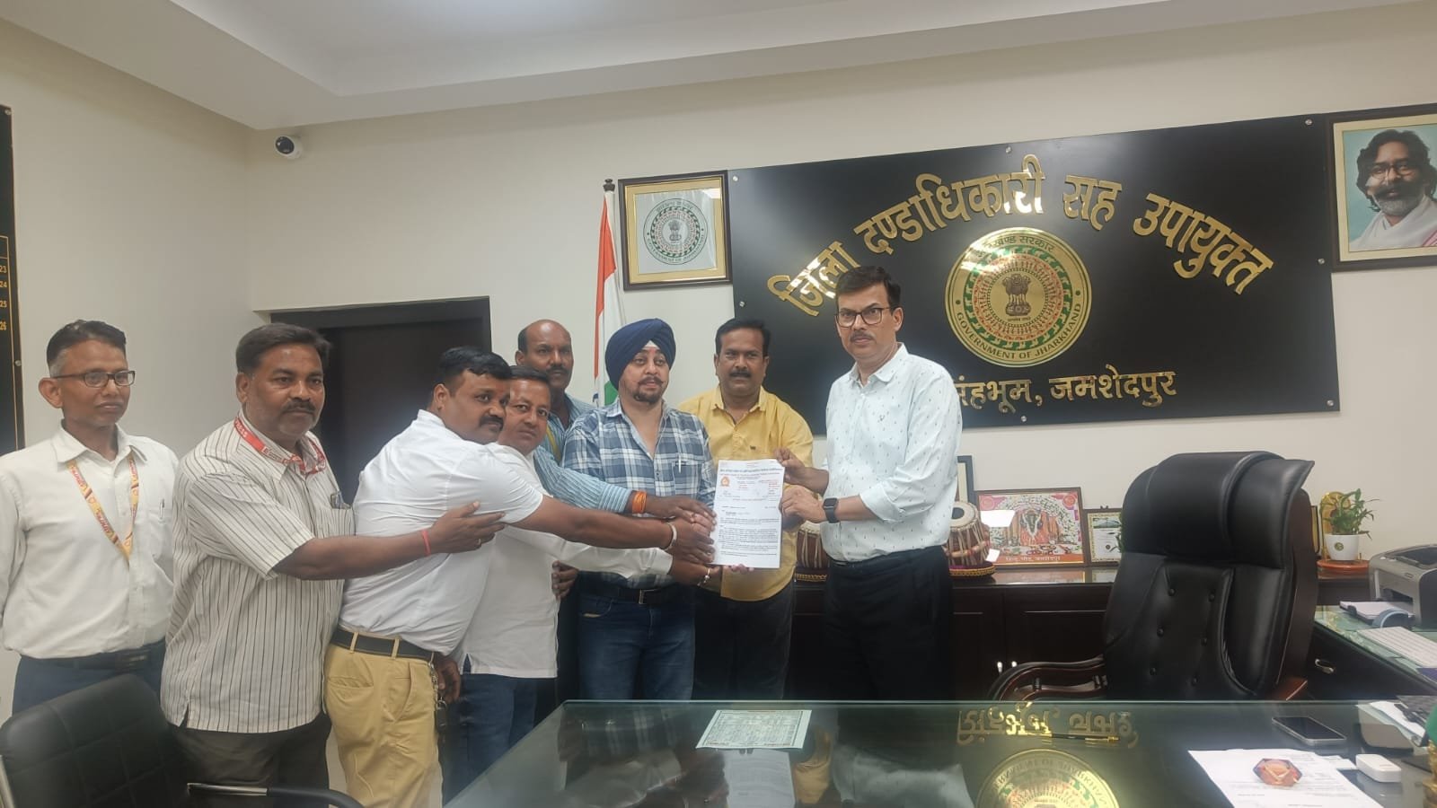 Jharkhand news:पत्रकारों पर हो रहे फर्जी मामलों पर लगे रोक,उपायुक्त से मिले राष्ट्रीय महासचिव Jharkhand news:पत्रकारों पर हो रहे फर्जी मामलों पर लगे रोक,उपायुक्त से मिले राष्ट्रीय महासचिव