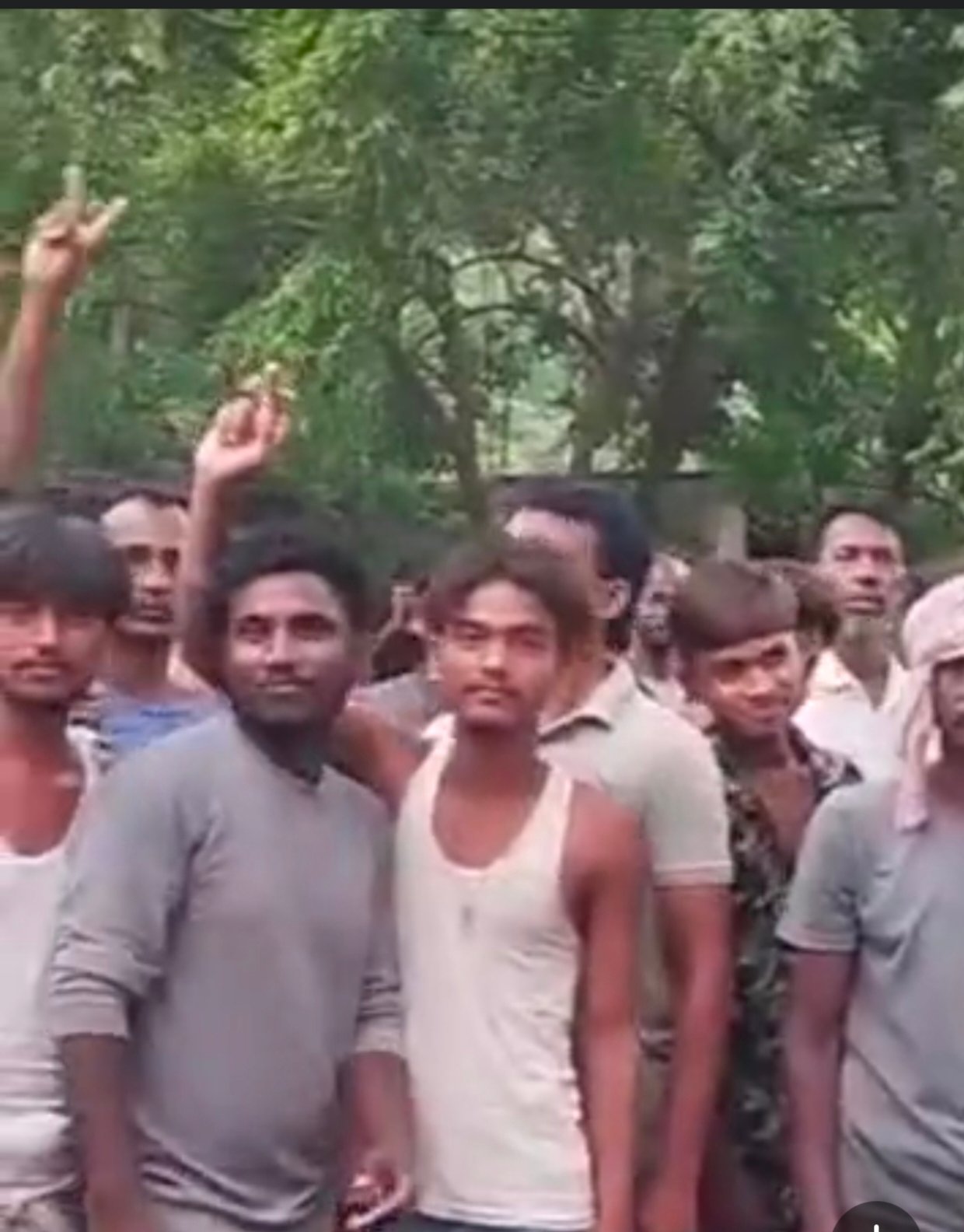 पाकुड़ में बिजली संकट पर फूटा गुस्सा: 5 घंटे तक सड़क जाम, आपूर्ति बहाल होने पर माने ग्रामीण पाकुड़ में बिजली संकट पर फूटा गुस्सा: 5 घंटे तक सड़क जाम, आपूर्ति बहाल होने पर माने ग्रामीण
