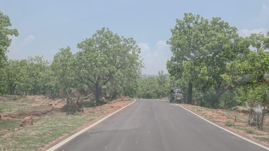 झुमरा पहाड़:जहां गोलियों की गूंज थी, अब विकास की रफ्तार है – 10 साल में बदली तस्वीर, सड़कें बनीं तरक्की की नई इबारत झुमरा पहाड़:जहां गोलियों की गूंज थी, अब विकास की रफ्तार है – 10 साल में बदली तस्वीर, सड़कें बनीं तरक्की की नई इबारत