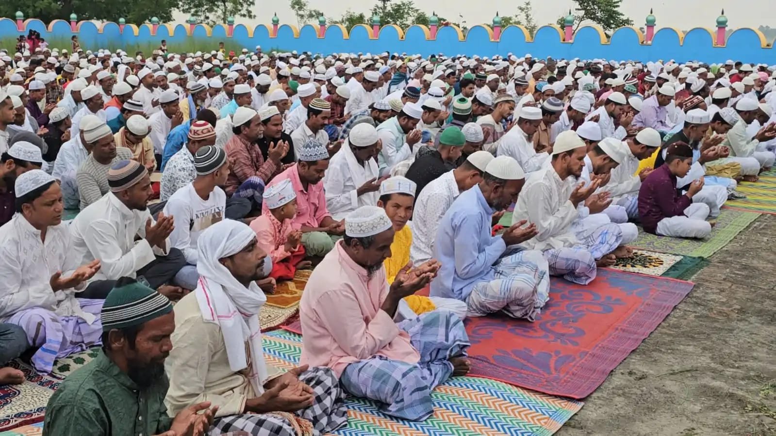 ईदगाहों और मस्जिदों में उमड़ी नमाजियों की भीड़,सुरक्षा व्यवस्था का अधिकारियों ने लिया जायजा ईदगाहों और मस्जिदों में उमड़ी नमाजियों की भीड़,सुरक्षा व्यवस्था का अधिकारियों ने लिया जायजा