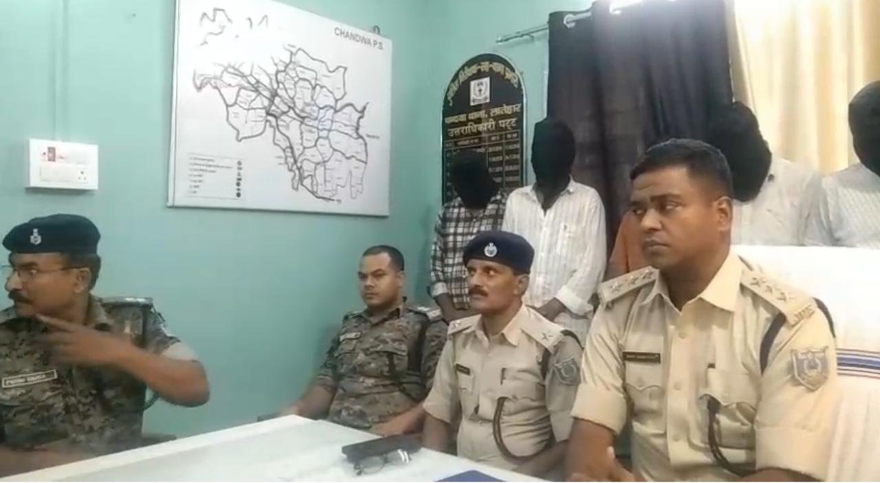 लातेहार में अवैध शराब का बड़ा भंडाफोड़: 12 चक्का ट्रक समेत भारी मात्रा में शराब जब्त,5 गिरफ्तार लातेहार में अवैध शराब का बड़ा भंडाफोड़: 12 चक्का ट्रक समेत भारी मात्रा में शराब जब्त,5 गिरफ्तार