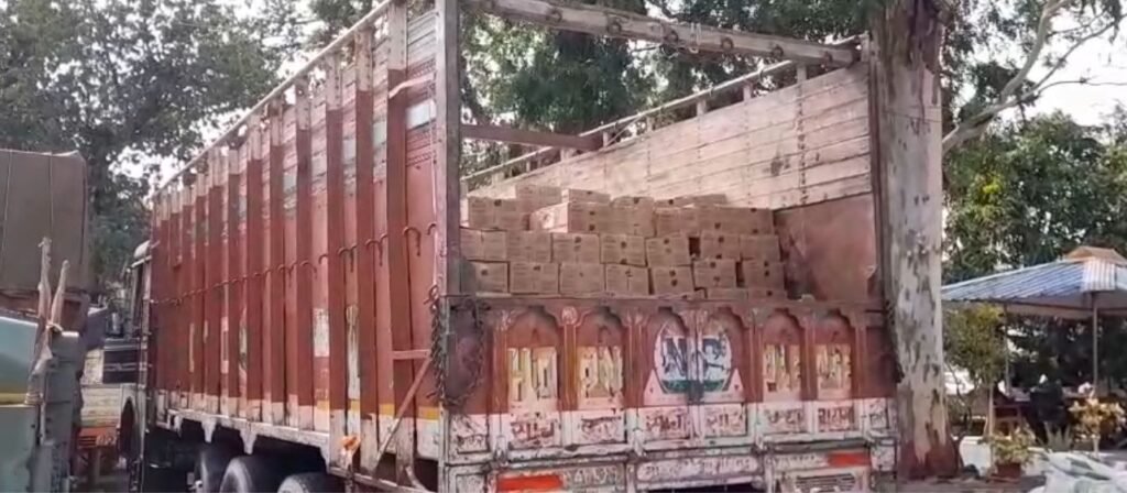 लातेहार में अवैध शराब का बड़ा भंडाफोड़: 12 चक्का ट्रक समेत भारी मात्रा में शराब जब्त,5 गिरफ्तार