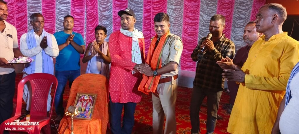 मयुरकोला में तीन दिवसीय राधा-कृष्ण संकीर्तन का शुभारंभ,थाना प्रभारी ने फीता काटकर किया उद्घाटन