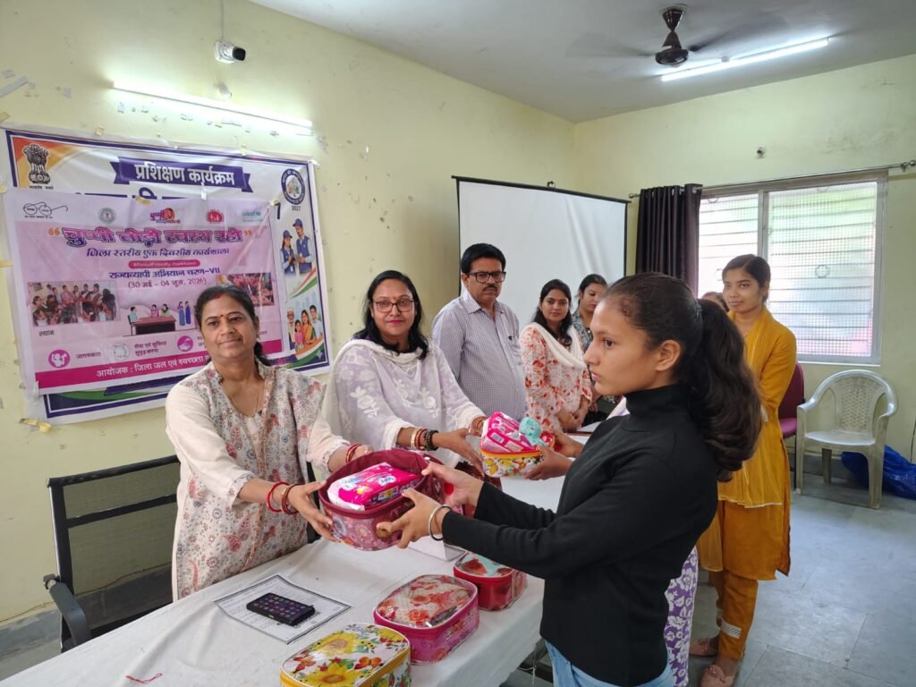 लातेहार में “चुप्पी तोड़ो स्वस्थ रहो” अभियान की शुरुआत,माहवारी स्वच्छता पर जागरूकता कार्यक्रम आयोजित लातेहार में “चुप्पी तोड़ो स्वस्थ रहो” अभियान की शुरुआत,माहवारी स्वच्छता पर जागरूकता कार्यक्रम आयोजित