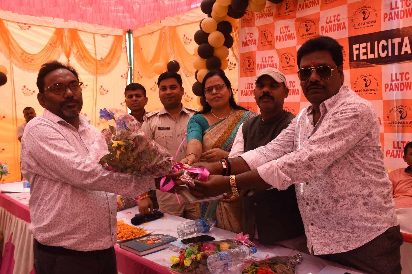 एलएलटीसी कोचिंग सेंटर में सम्मान समारोह का आयोजन, सफल छात्र-छात्राओं को किया गया सम्मानित एलएलटीसी कोचिंग सेंटर में सम्मान समारोह का आयोजन, सफल छात्र-छात्राओं को किया गया सम्मानित