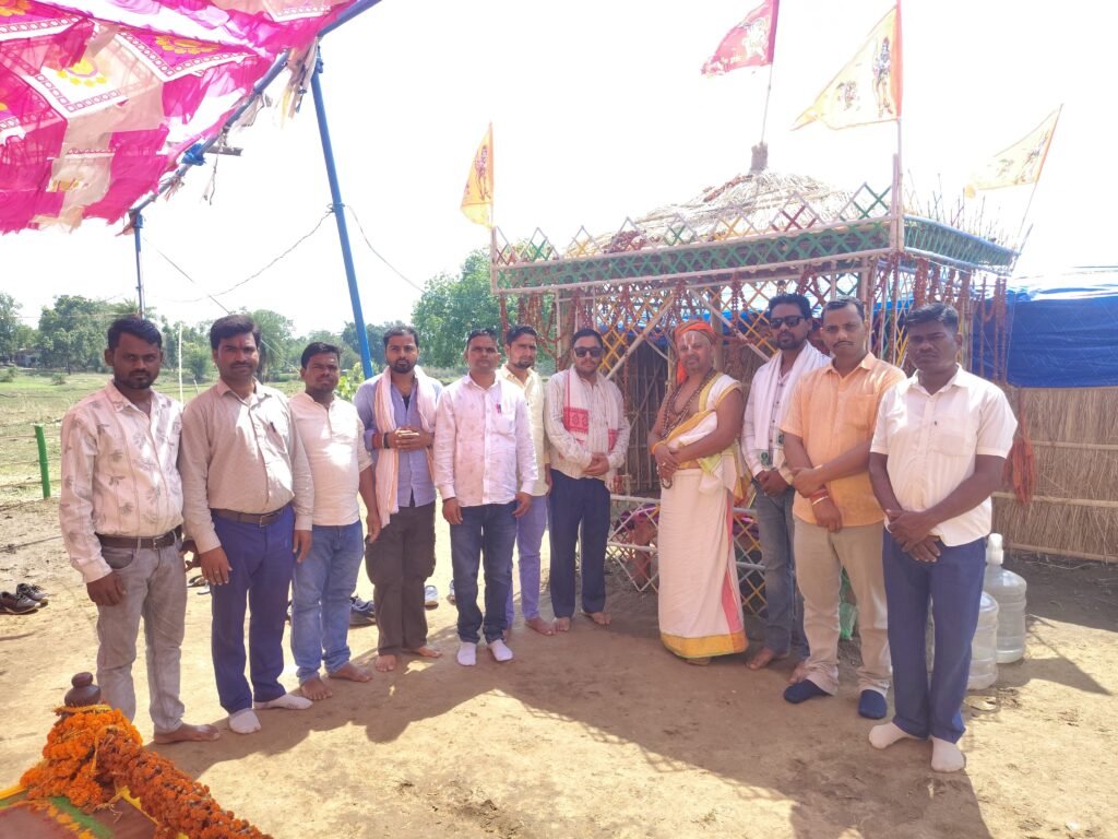 यज्ञ समापन समारोह में सतबरवा के भक्तों की उमड़ी आस्था यज्ञ समापन समारोह में सतबरवा के भक्तों की उमड़ी आस्था