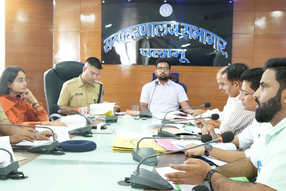 जिला खनन टास्क फोर्स की बैठक:अवैध खनन पर सख्ती,अप्रैल माह में 50 वाहन जब्त जिला खनन टास्क फोर्स की बैठक:अवैध खनन पर सख्ती,अप्रैल माह में 50 वाहन जब्त