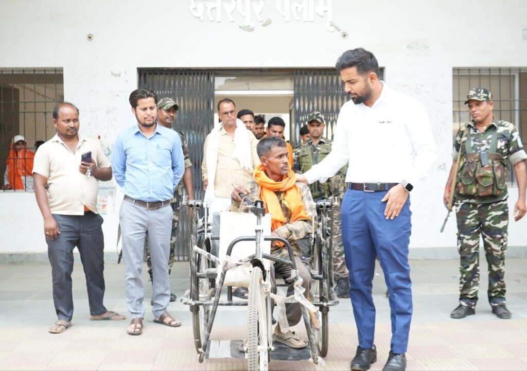 छत्तरपुर में औचक निरीक्षण:उपायुक्त ने संवेदनशीलता और सख्ती दोनों का दिया परिचय,लापरवाही पर कई कर्मियों एवं पंचायत सचिवों को शोकॉज छत्तरपुर में औचक निरीक्षण:उपायुक्त ने संवेदनशीलता और सख्ती दोनों का दिया परिचय,लापरवाही पर कई कर्मियों एवं पंचायत सचिवों को शोकॉज