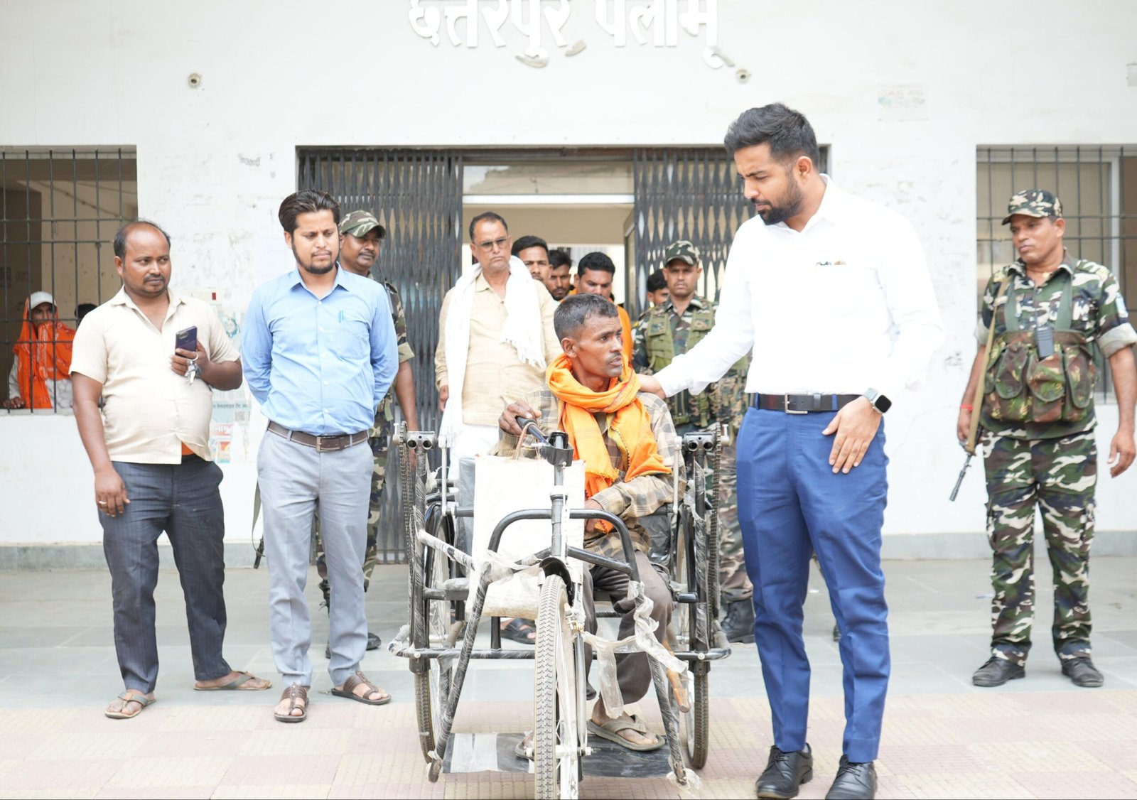 छत्तरपुर में औचक निरीक्षण:उपायुक्त ने संवेदनशीलता और सख्ती दोनों का दिया परिचय,लापरवाही पर कई कर्मियों एवं पंचायत सचिवों को शोकॉज